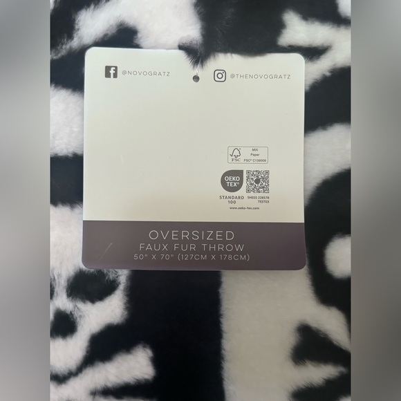 Halloween Oversized Skull Blanket by Novogratz NEW - Picture 3 of 4
